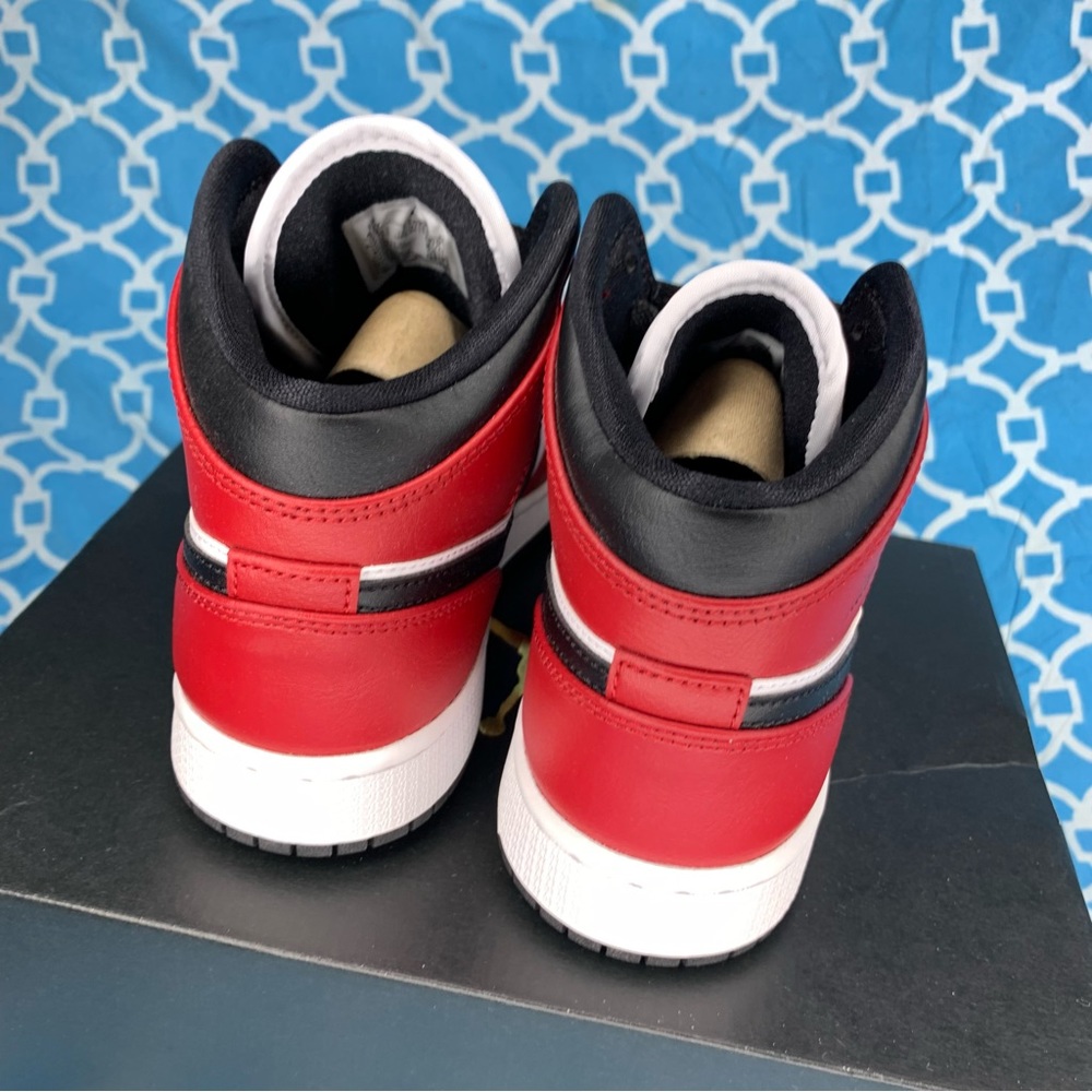 Nike Youth size 4.5y Air Jordan 1 mid chicago black toe GS kids bred red black - Picture 2 of 7